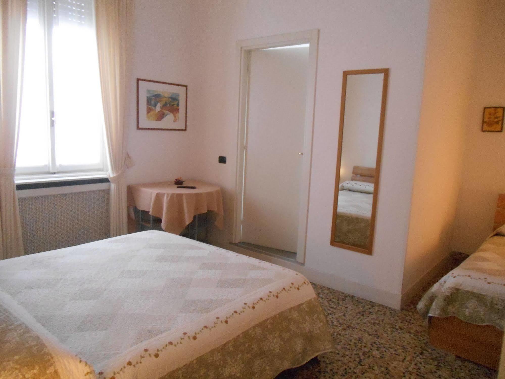 Le Rose Malpensa Bed & Breakfast Busto Arsizio Exterior foto