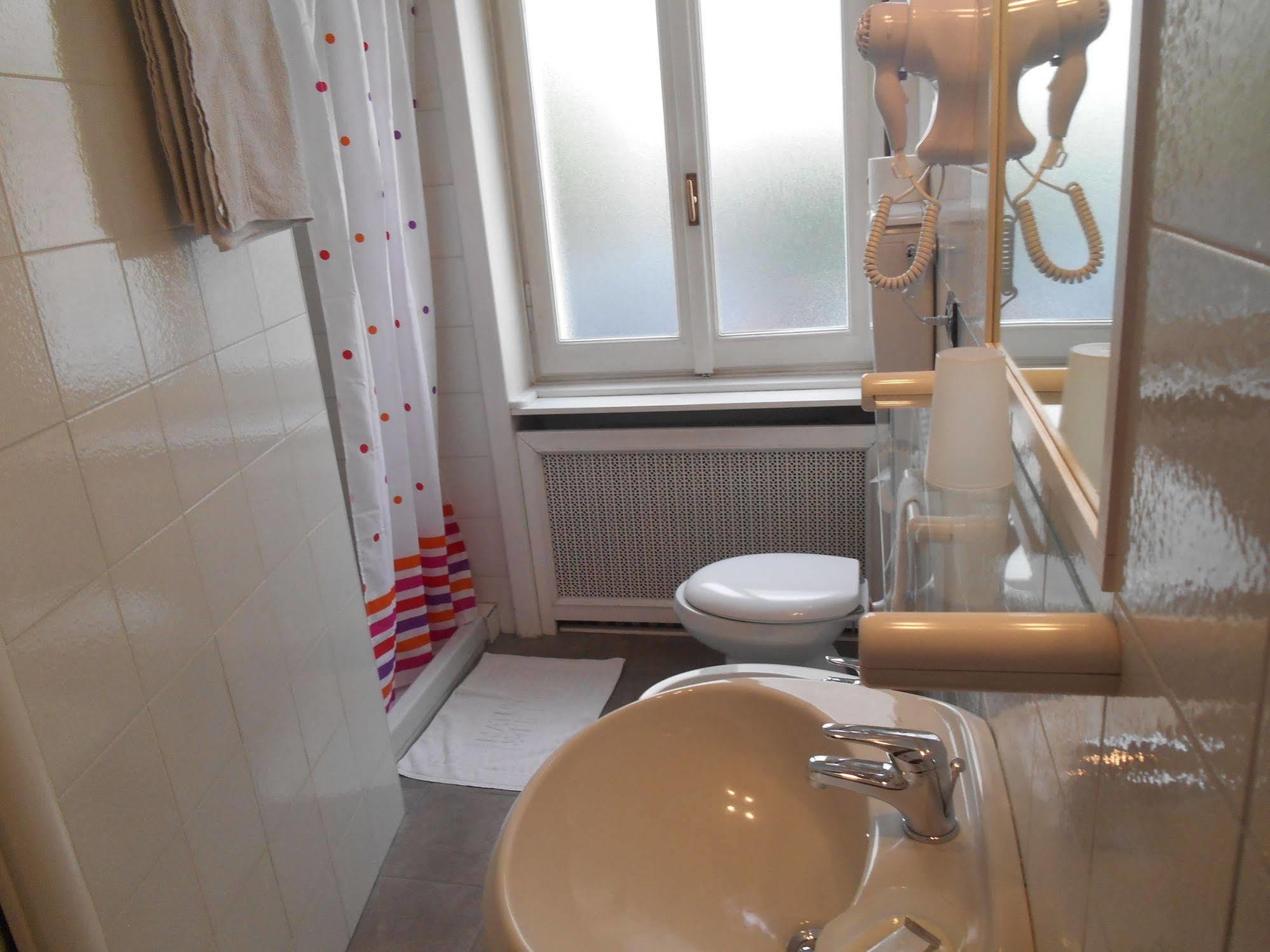 Le Rose Malpensa Bed & Breakfast Busto Arsizio Exterior foto