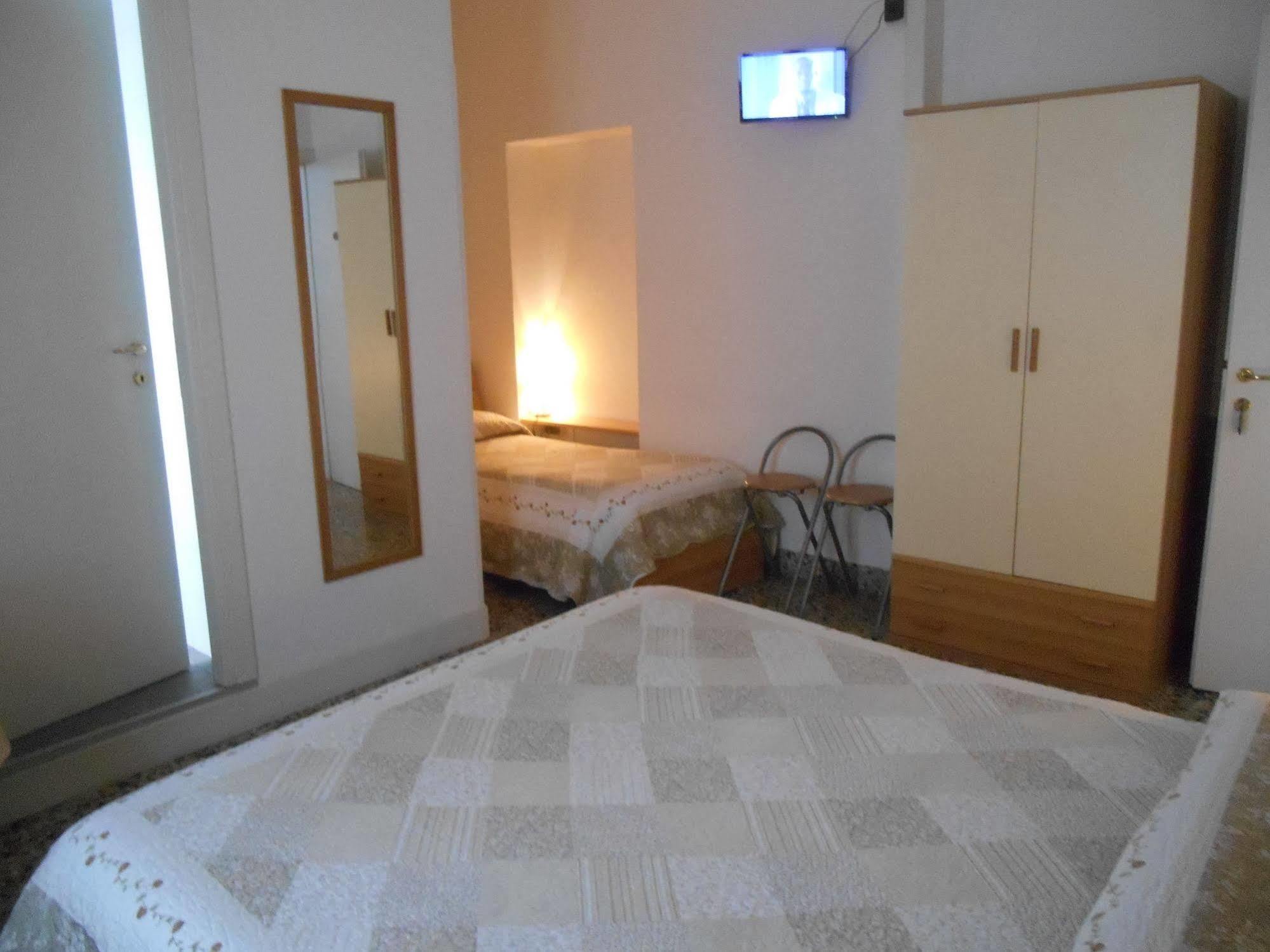 Le Rose Malpensa Bed & Breakfast Busto Arsizio Exterior foto