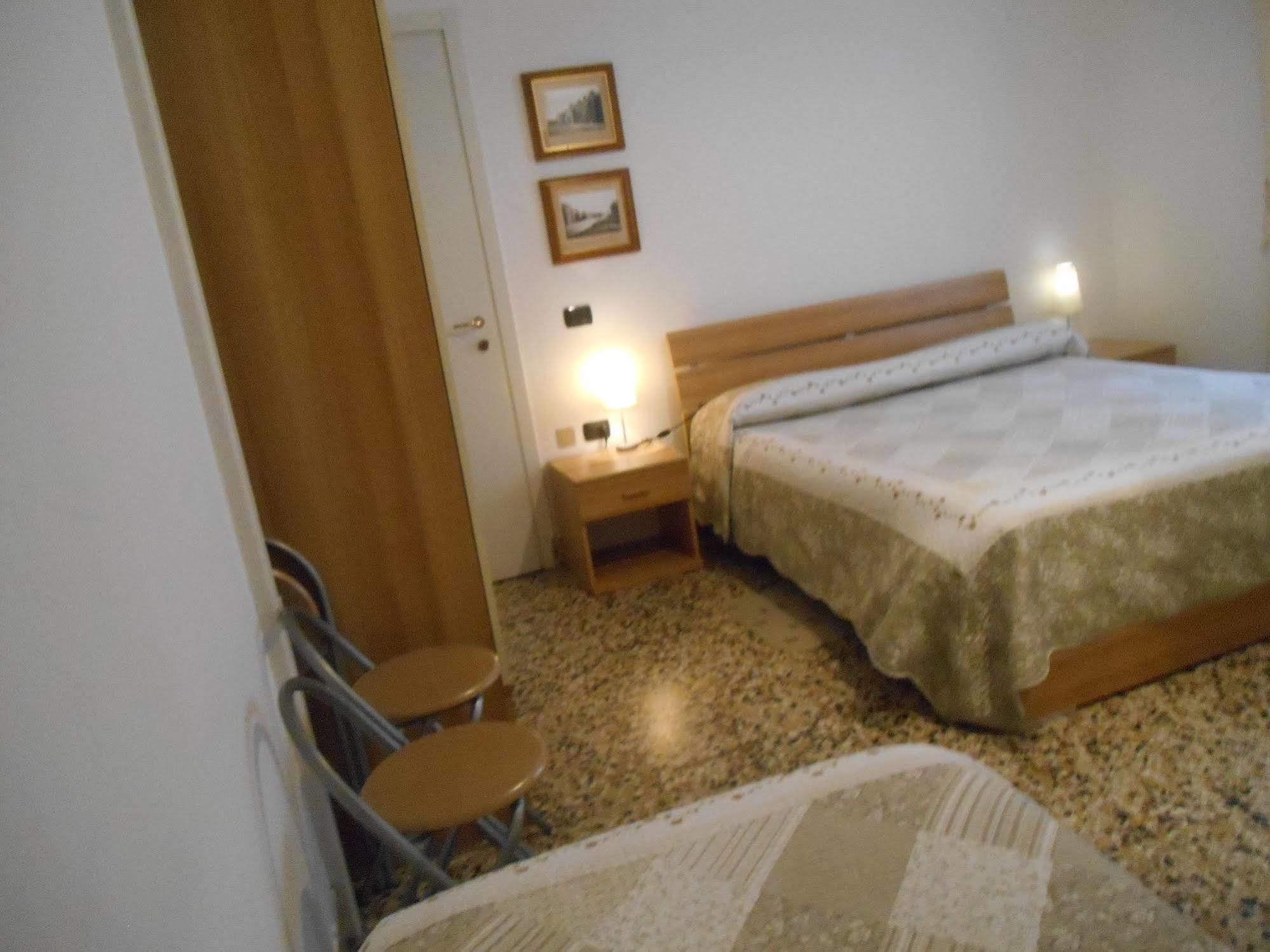 Le Rose Malpensa Bed & Breakfast Busto Arsizio Exterior foto